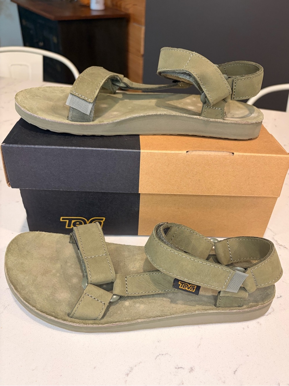 Teva Men’s Original Universal Leather Olive Green Sandals- size 9